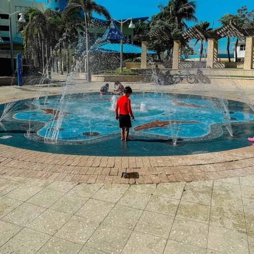 visiting charnow park's splash pad is a great activity when in hollywood florida with kids