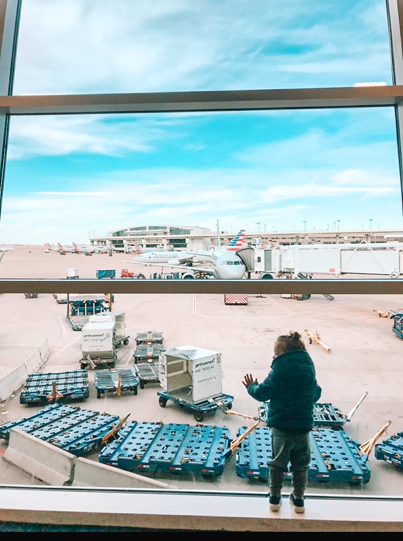 Read more about the article Kids Plane Packing List: Best Things to Bring for Babies and Toddlers (2023)